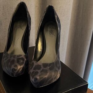 Carlos Santana Women's Black and Gray Leopard Heels